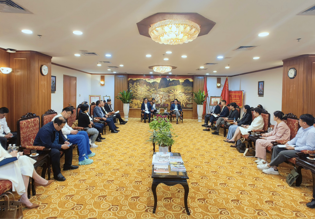 史忠俊秘书长率中国企业代表团考察越南（一）