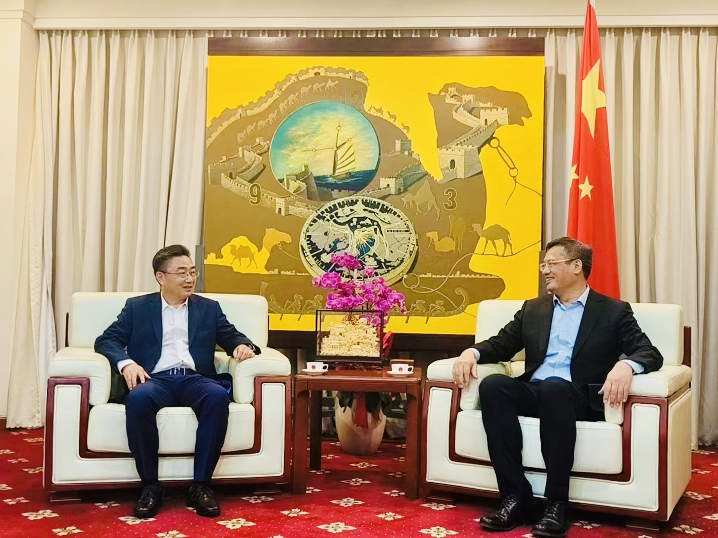 SG Shi Zhongjun Meets  Chinese Consul General in Ho Chi Minh City