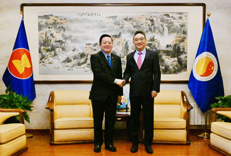 Secretary-General Kao Kim Hourn Visits the ACC