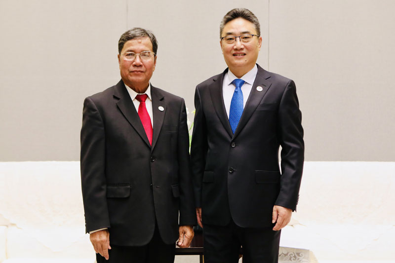 Shi Zhongjun Calls on Vice President Khambay Damlath of Lao National Assembly