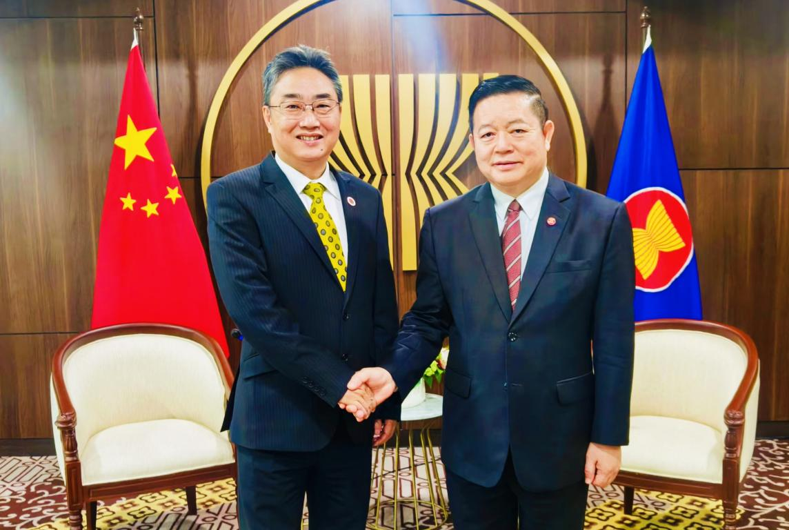  Shi Zhongjun Meets Secretary-General Kao Kim Hourn