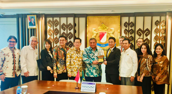 Shi Zhongjun Interacts with Business and Media Stakeholders in Indonesia