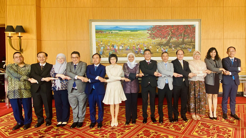 Shi Zhongjun Hosts Luncheon Meeting with CPR to ASEAN