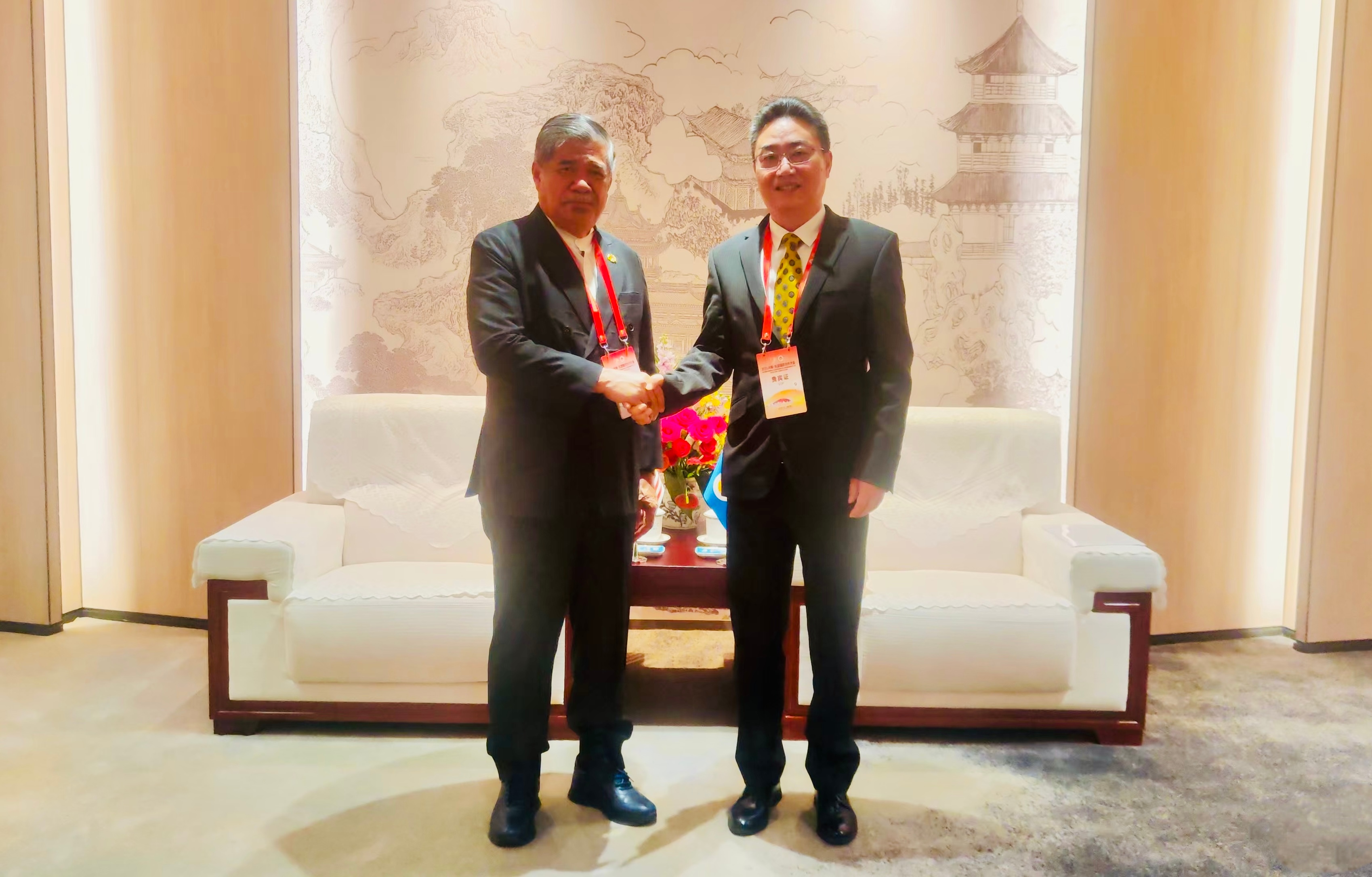 Shi Zhongjun Meets Minister of Agriculture and Food Security of Malaysia