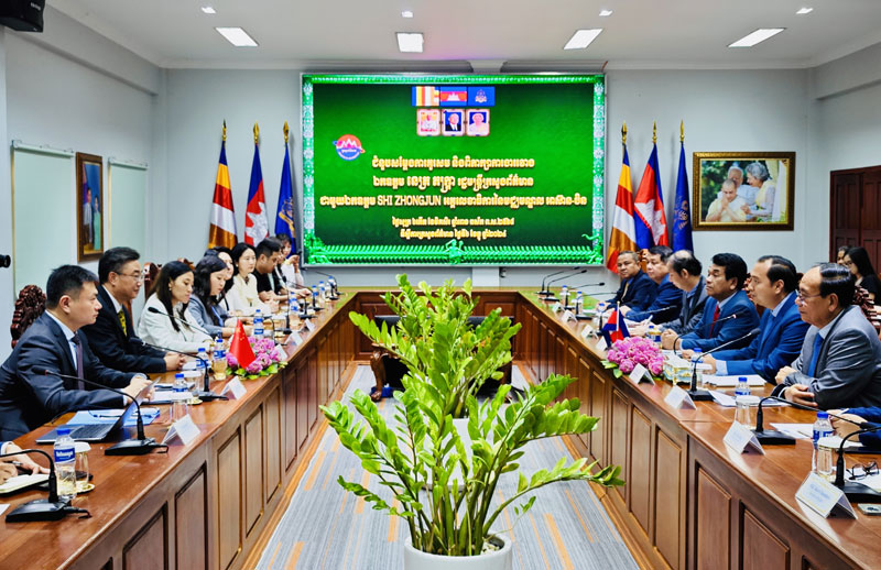 Shi Zhongjun Meets Cambodian Minister for Information