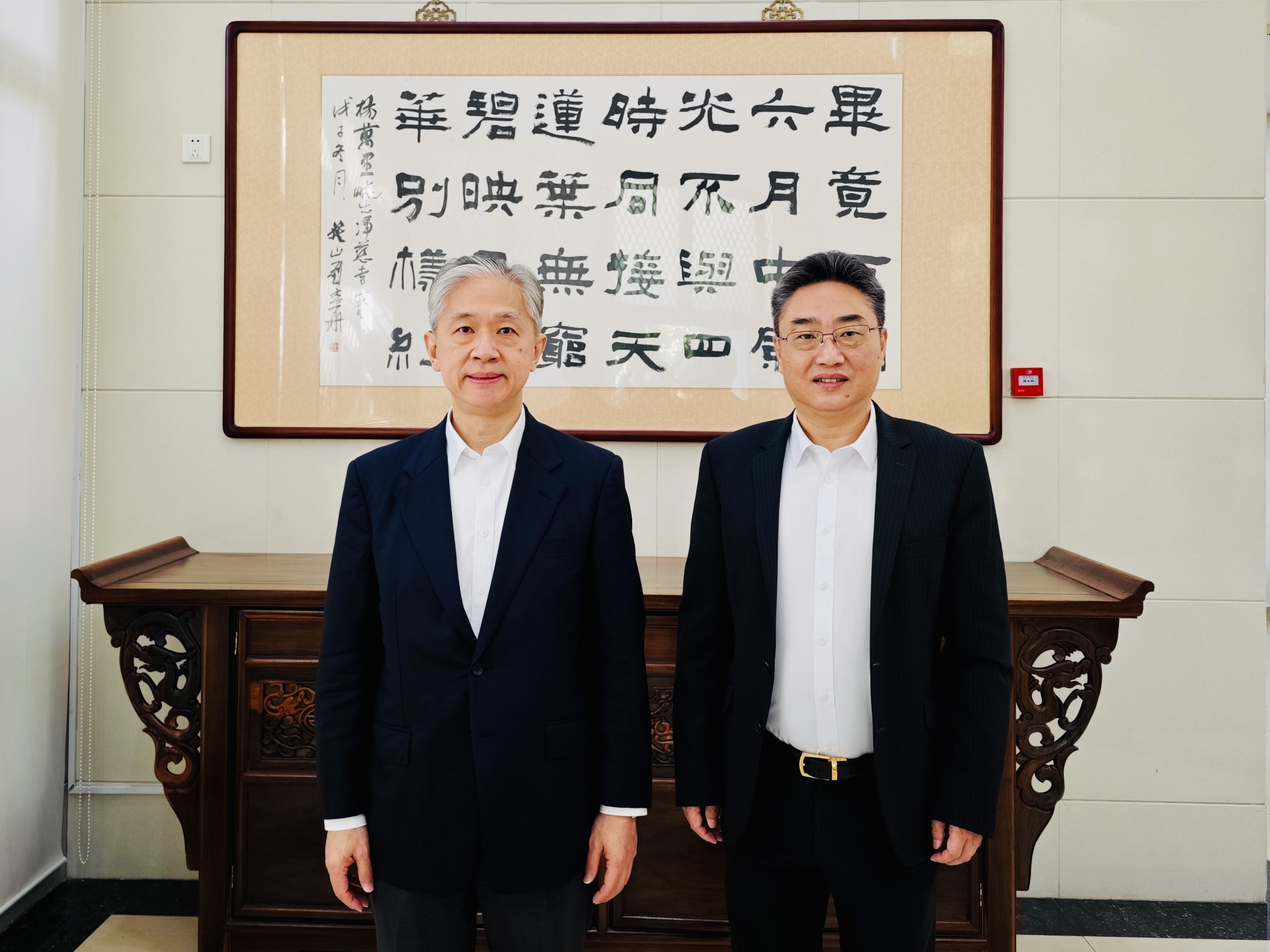 Shi Zhongjun Meets Ambassador  Wang Wenbin in Phnom Penh