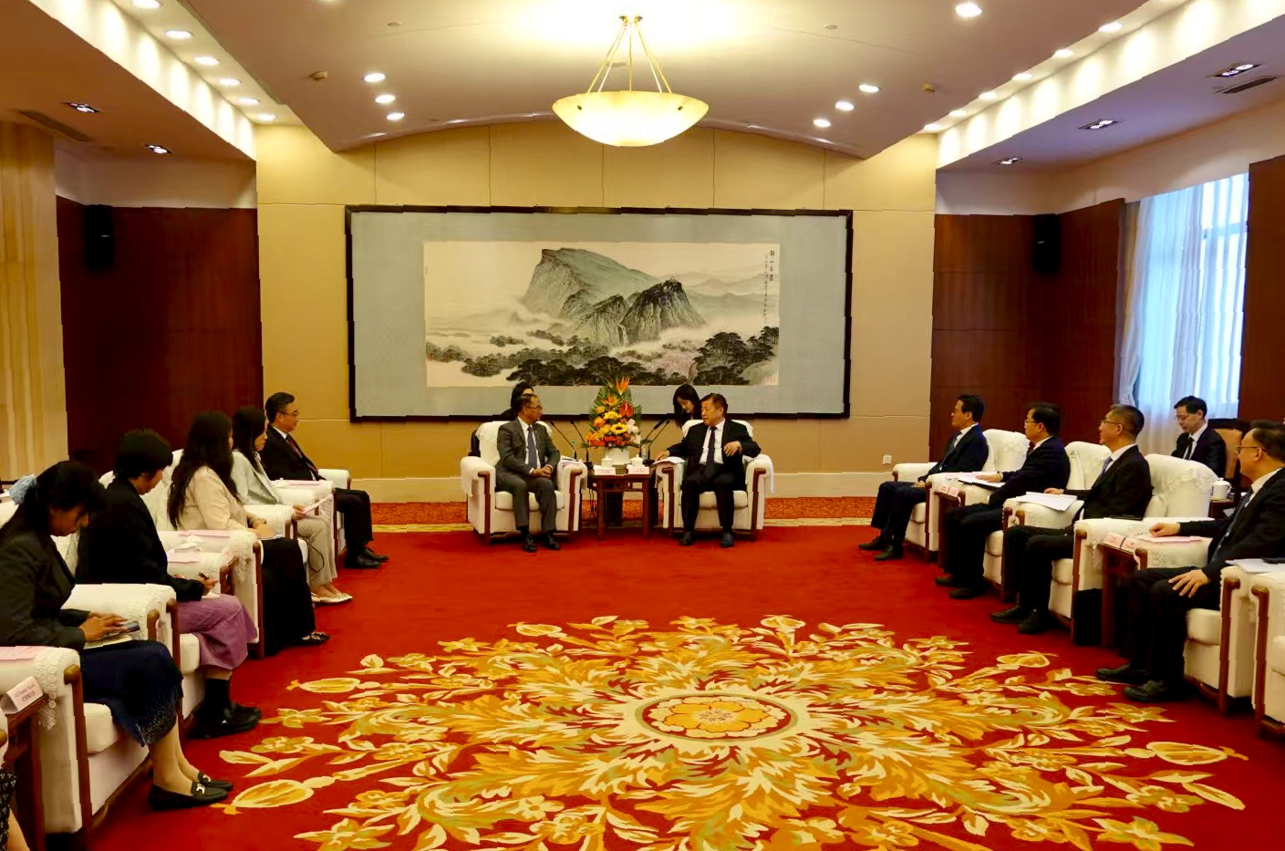 Shi Zhongjun and Myanmar Ambassador Meet Jiangsu Vice Governor 