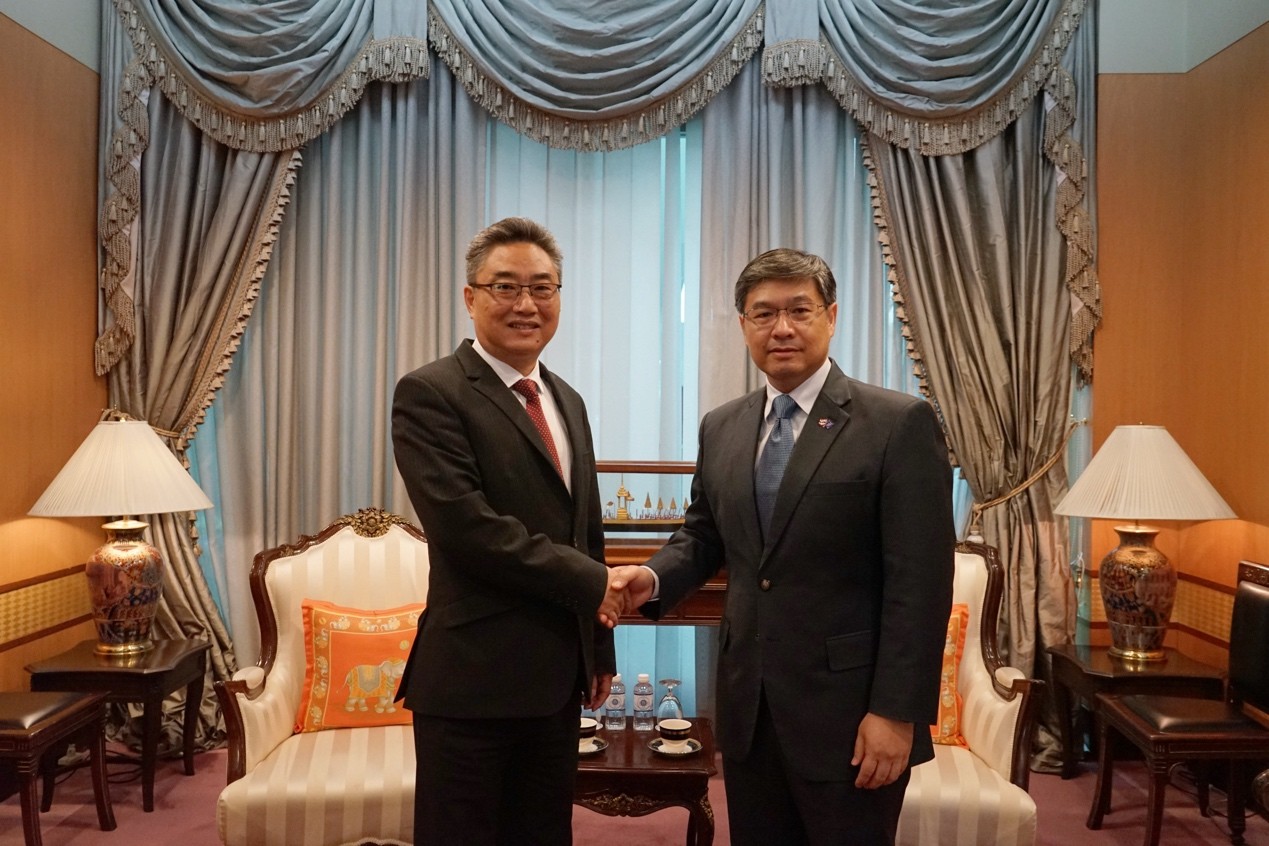史忠俊会见泰国外交部东盟司司长波隆塞